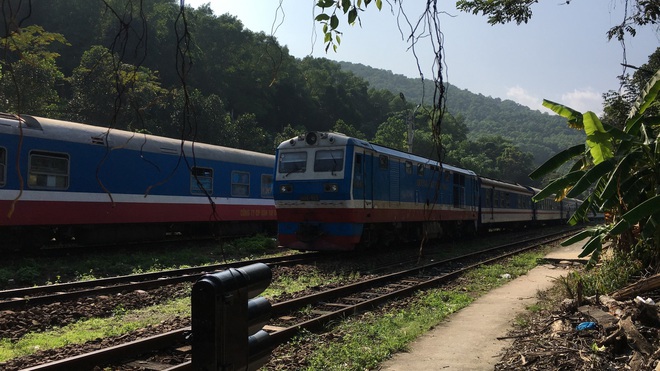 Tàu SE3 trật bánh trên đèo Hải Vân, hơn 200 hành khách hoảng loạn - Ảnh 1.