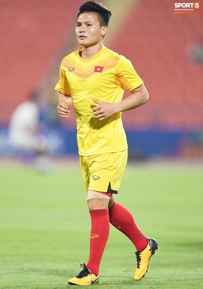 Không chỉ có bạn gái tin đồn của Quang Hải, khán đài trận U23 Việt Nam vs CHDCND Triều Tiên còn có nhiều bóng hồng khác khiến dân tình chao đảo - Ảnh 9.