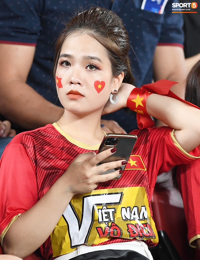 Bạn gái tin đồn của Quang Hải bất ngờ xuất hiện trên sân cổ vũ U23 Việt Nam đấu U23 CHDCND Triều Tiên - Ảnh 2.