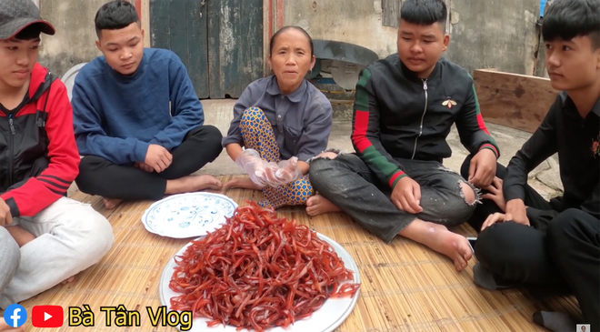 Làm hẳn mẻ mứt đu đủ siêu to khổng lồ mà toang hết, bà Tân Vlog định ăn một mình nhưng may là có đàn cháu ghé chơi đã xử lý giúp - Ảnh 1.