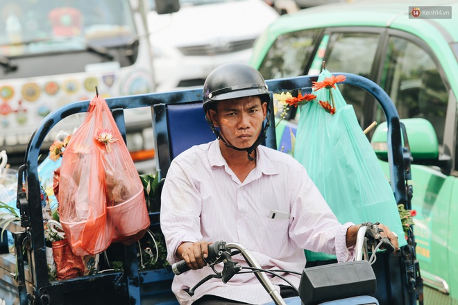 Chùm ảnh: Các tuyến đường cửa ngõ sân bay Tân Sơn Nhất kẹt xe kinh hoàng ngày giáp Tết - Ảnh 14.