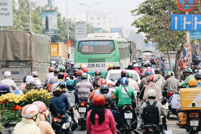 Chùm ảnh: Các tuyến đường cửa ngõ sân bay Tân Sơn Nhất kẹt xe kinh hoàng ngày giáp Tết - Ảnh 8.