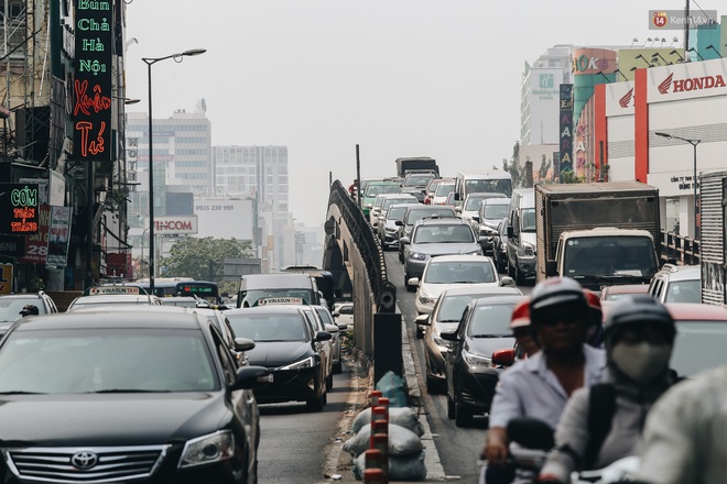 Chùm ảnh: Các tuyến đường cửa ngõ sân bay Tân Sơn Nhất kẹt xe kinh hoàng ngày giáp Tết - Ảnh 6.