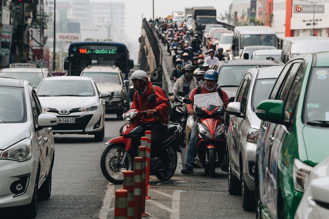 Chùm ảnh: Các tuyến đường cửa ngõ sân bay Tân Sơn Nhất kẹt xe kinh hoàng ngày giáp Tết - Ảnh 5.