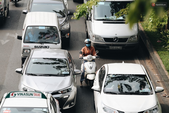 Chùm ảnh: Các tuyến đường cửa ngõ sân bay Tân Sơn Nhất kẹt xe kinh hoàng ngày giáp Tết - Ảnh 4.