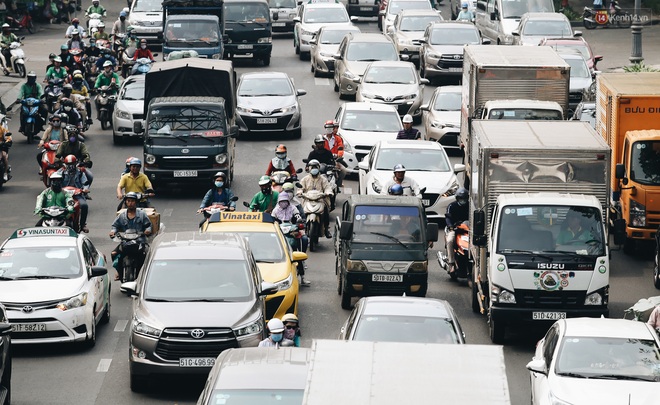 Chùm ảnh: Các tuyến đường cửa ngõ sân bay Tân Sơn Nhất kẹt xe kinh hoàng ngày giáp Tết - Ảnh 1.