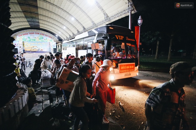 Ảnh: Chuyến xe nghĩa tình đưa miễn phí gần 700 sinh viên và người lao động nghèo mưu sinh ở Sài Gòn về quê đón Tết Canh Tý 2020 - Ảnh 9.
