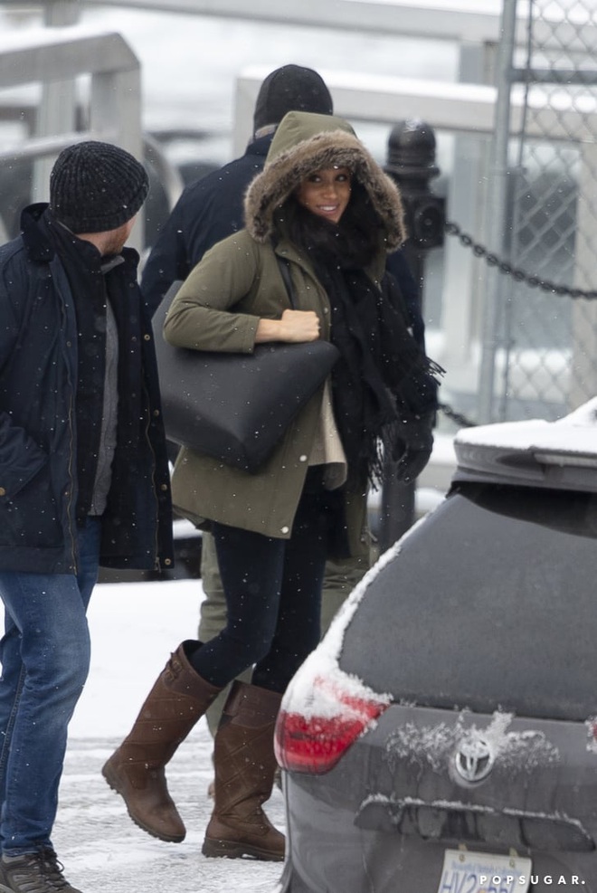 Meghan Markle mặc lại đồ cũ từ 3 năm trước khi chưa kết h&ocirc;n, đ&aacute;nh dấu bước đầu ti&ecirc;n sau quyết định độc lập t&agrave;i ch&iacute;nh  - Ảnh 1.