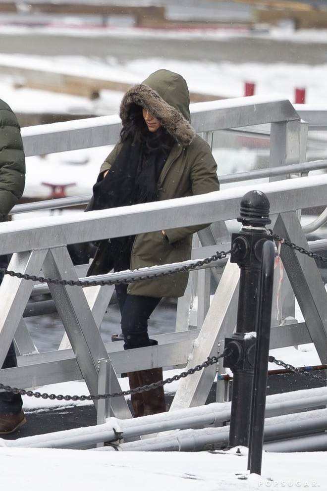 Meghan Markle mặc lại đồ cũ từ 3 năm trước khi chưa kết h&ocirc;n, đ&aacute;nh dấu bước đầu ti&ecirc;n sau quyết định độc lập t&agrave;i ch&iacute;nh  - Ảnh 2.