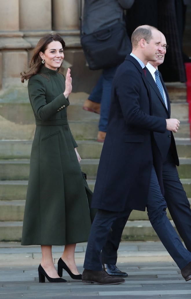 Giữa scandal Hoàng gia, Công nương Kate xuất hiện rạng rỡ, diện váy sale vài trăm ngàn mà vẫn sang ngút ngàn - Ảnh 5.