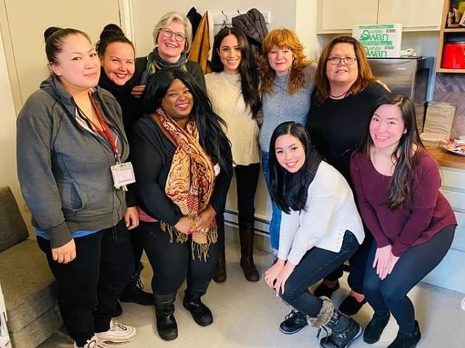 Meghan Markle mặc lại đồ cũ từ 3 năm trước khi chưa kết h&ocirc;n, đ&aacute;nh dấu bước đầu ti&ecirc;n sau quyết định độc lập t&agrave;i ch&iacute;nh  - Ảnh 5.