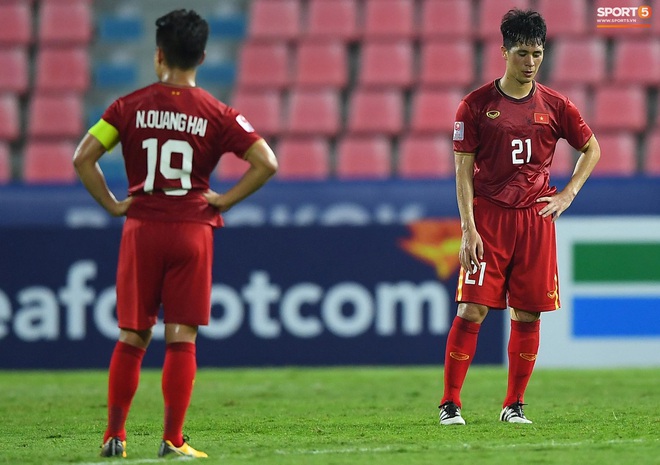 U23 Việt Nam cúi đầu buồn bã sau khi bị loại khỏi U23 châu Á 2020 - Ảnh 6.