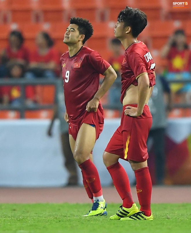 U23 Việt Nam cúi đầu buồn bã sau khi bị loại khỏi U23 châu Á 2020 - Ảnh 8.