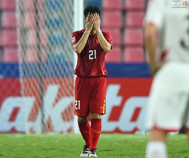 U23 Việt Nam cúi đầu buồn bã sau khi bị loại khỏi U23 châu Á 2020 - Ảnh 5.