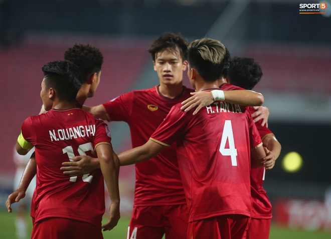 Tiến Linh ăn mừng đầy cảm xúc khi ghi bàn cho U23 Việt Nam vào lưới U23 CHDCND Triều Tiên - Ảnh 9.