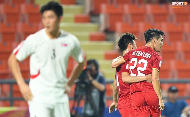 Tiến Linh ăn mừng đầy cảm xúc khi ghi bàn cho U23 Việt Nam vào lưới U23 CHDCND Triều Tiên - Ảnh 8.