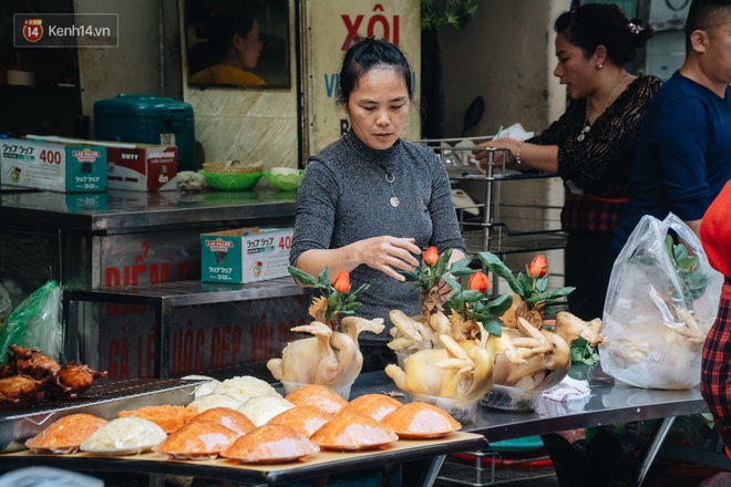 Người Hà Nội chen chúc sắm lễ, mua bộ gà luộc xôi gấc 500.000 - 600.000 đồng cúng tiễn Ông Công Ông Táo - Ảnh 10.