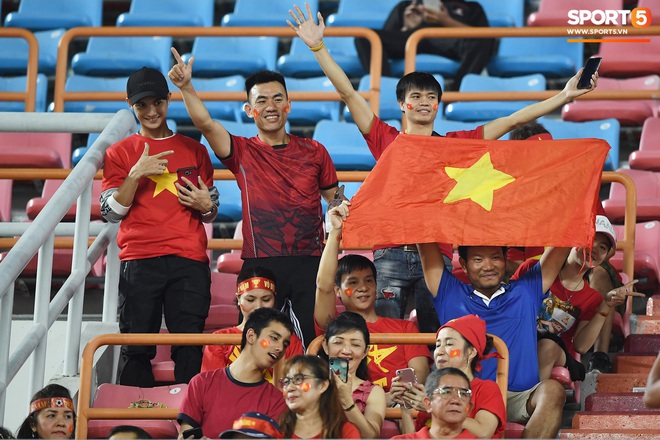 Không chỉ có bạn gái tin đồn của Quang Hải, khán đài trận U23 Việt Nam vs CHDCND Triều Tiên còn có nhiều bóng hồng khác khiến dân tình chao đảo - Ảnh 8.