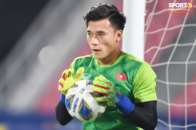 Không chỉ có bạn gái tin đồn của Quang Hải, khán đài trận U23 Việt Nam vs CHDCND Triều Tiên còn có nhiều bóng hồng khác khiến dân tình chao đảo - Ảnh 10.