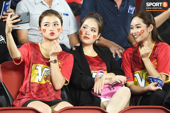 Không chỉ có bạn gái tin đồn của Quang Hải, khán đài trận U23 Việt Nam vs CHDCND Triều Tiên còn có nhiều bóng hồng khác khiến dân tình chao đảo - Ảnh 4.
