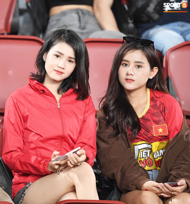 Không chỉ có bạn gái tin đồn của Quang Hải, khán đài trận U23 Việt Nam vs CHDCND Triều Tiên còn có nhiều bóng hồng khác khiến dân tình chao đảo - Ảnh 2.