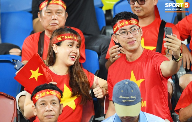 Không chỉ có bạn gái tin đồn của Quang Hải, khán đài trận U23 Việt Nam vs CHDCND Triều Tiên còn có nhiều bóng hồng khác khiến dân tình chao đảo - Ảnh 6.