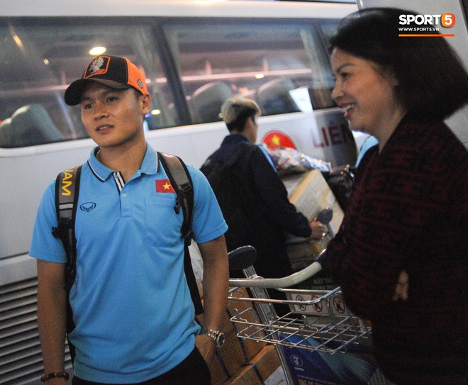 Bùi Tiến Dũng tươi cười trong vòng tay người hâm mộ ngày về nước sau U23 châu Á 2020 - Ảnh 7.