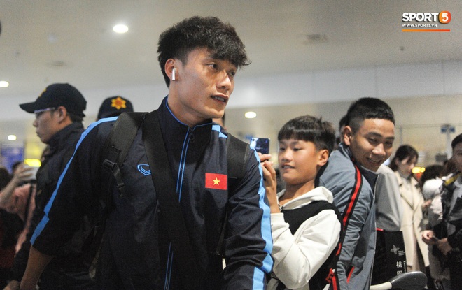 Bùi Tiến Dũng tươi cười trong vòng tay người hâm mộ ngày về nước sau U23 châu Á 2020 - Ảnh 3.