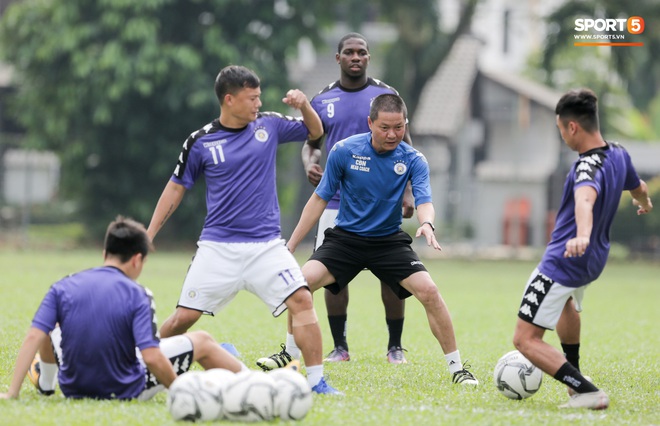 Huy râu túm cổ bắt nạt đàn em, Hà Nội FC tập buổi cuối trước ngày đấu đối thủ mạnh từ Thái Lan - Ảnh 5.