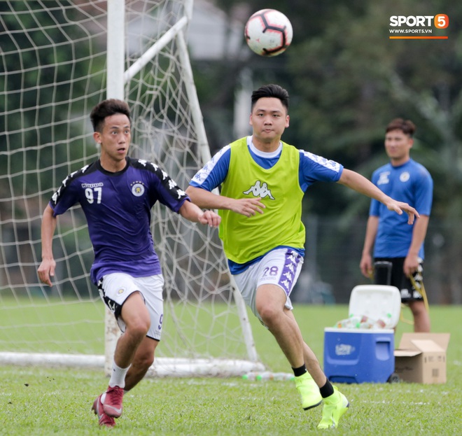 Huy râu túm cổ bắt nạt đàn em, Hà Nội FC tập buổi cuối trước ngày đấu đối thủ mạnh từ Thái Lan - Ảnh 6.