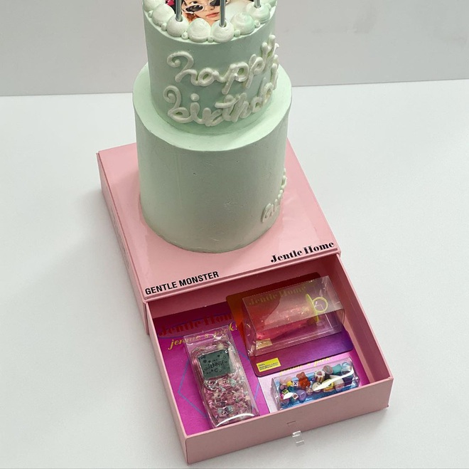 Lác mắt với độ “fancy” của chiếc bánh kem Jennie (BLACKPINK) được tặng dịp sinh nhật, kèm thêm bộ trang sức bằng kẹo siêu tinh xảo! - Ảnh 4.