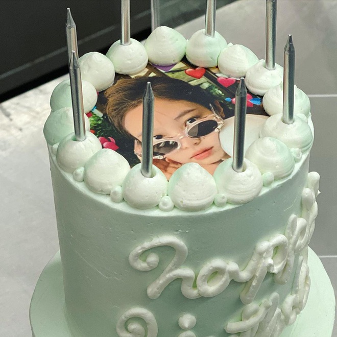 Lác mắt với độ fancy của chiếc bánh kem Jennie BLACKPINK được tặng dịp sinh  nhật kèm thêm bộ trang sức bằng kẹo siêu tinh xảo