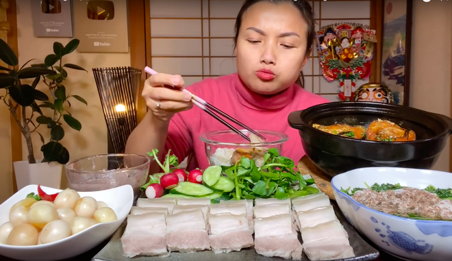 Quay clip mukbang chấm mọi thứ với mắm tôm, Quỳnh Trần JP không quên “lăng xê” cho quán bún đậu của Mạc Văn Khoa - Ảnh 5.