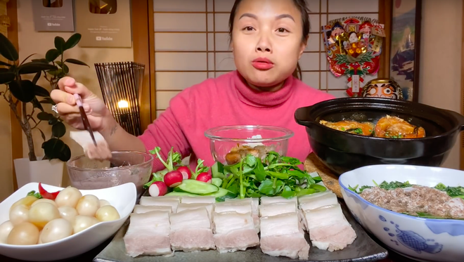 Quay clip mukbang chấm mọi thứ với mắm tôm, Quỳnh Trần JP không quên “lăng xê” cho quán bún đậu của Mạc Văn Khoa - Ảnh 2.