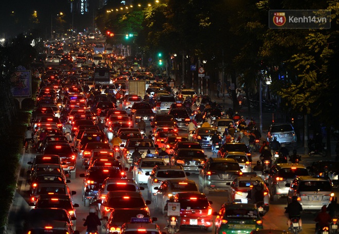 Đường phố Hà Nội tắc cứng và hỗn loạn trong chiều 23 Tết, người dân kiên nhẫn nhích từng chút một tranh thủ đi mua sắm - Ảnh 10.