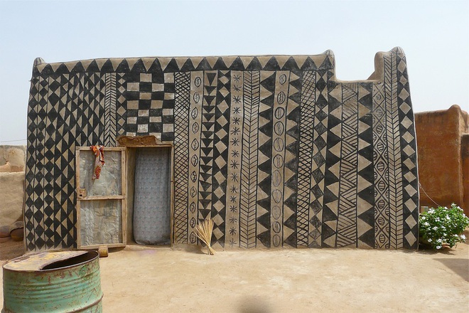 Ghé thăm làng đất nung độc đáo của quý tộc châu Phi, ngôi nhà nào cũng là tác phẩm nghệ thuật đặc sắc - Ảnh 1.