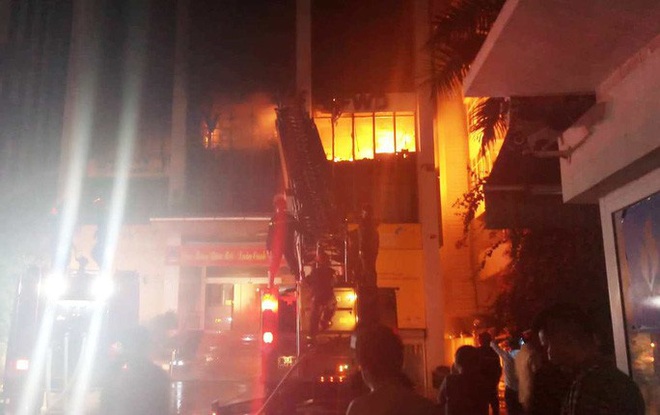 Vụ cháy tòa nhà dầu khí ở TP Thanh Hóa: Thêm 1 người chết, 3 cảnh sát PCCC nhập viện  - Ảnh 3.