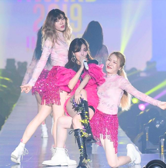 Tưởng HyunA muốn chơi độc khi diện đôi boot hoa hòe hoa sói nhưng hoá ra đằng sau đó là cả câu chuyện ấm lòng fan - Ảnh 1.