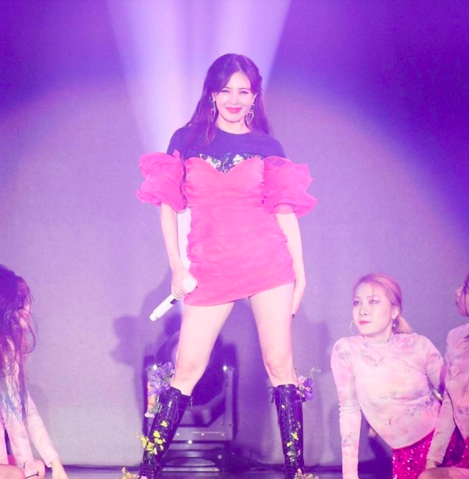 Tưởng HyunA muốn chơi độc khi diện đôi boot hoa hòe hoa sói nhưng hoá ra đằng sau đó là cả câu chuyện ấm lòng fan - Ảnh 2.