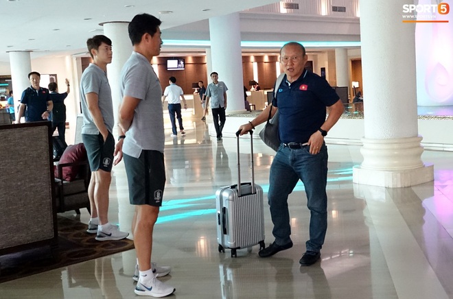 U23 Việt Nam chia qu&acirc;n x&aacute;ch vali về nước, thầy Park gửi lời ch&uacute;c mừng năm mới - Ảnh 3.