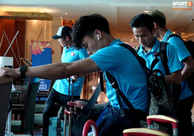 U23 Việt Nam rời Thái Lan về nước, thủ môn Bùi Tiến Dũng tích cực xếp hành lý cho cả đội - Ảnh 5.