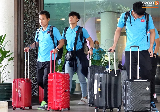 U23 Việt Nam rời Thái Lan về nước, thủ môn Bùi Tiến Dũng tích cực xếp hành lý cho cả đội - Ảnh 10.