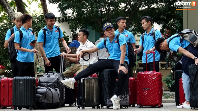 U23 Việt Nam rời Thái Lan về nước, thủ môn Bùi Tiến Dũng tích cực xếp hành lý cho cả đội - Ảnh 9.