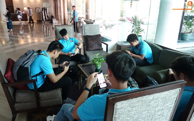 U23 Việt Nam rời Thái Lan về nước, thủ môn Bùi Tiến Dũng tích cực xếp hành lý cho cả đội - Ảnh 15.