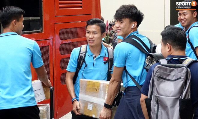 U23 Việt Nam rời Thái Lan về nước, thủ môn Bùi Tiến Dũng tích cực xếp hành lý cho cả đội - Ảnh 13.