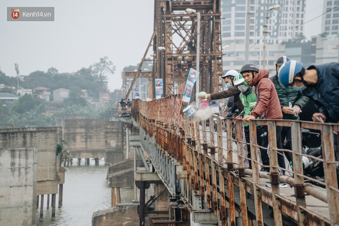 Dù nhóm tình nguyện viên hỗ trợ tiễn ông Công ông Táo về trời, một số người dân đứng trên cầu vẫn thản nhiên ném bát hương xuống sông - Ảnh 14.