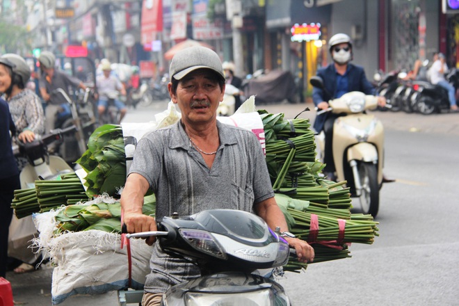 Giá thịt heo tăng cao, chợ lá dong ở Sài Gòn đìu hiu vì sức mua giảm 40%, tiểu thương mắc võng ngủ giữa ban ngày - Ảnh 9.