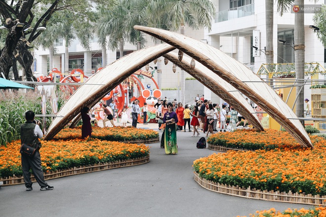 Phố nhà giàu Phú Mỹ Hưng đón Tết Canh Tý với đường hoa xuân đầy lúa và bắp ngô, tái hiện khung cảnh làng quê bình dị - Ảnh 16.