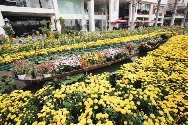 Phố nhà giàu Phú Mỹ Hưng đón Tết Canh Tý với đường hoa xuân đầy lúa và bắp ngô, tái hiện khung cảnh làng quê bình dị - Ảnh 7.