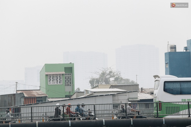 Toà nhà cao nhất Việt Nam mờ ảo trong bụi mù, Sài Gòn tiếp tục bị ô nhiễm nặng những ngày giáp Tết - Ảnh 13.